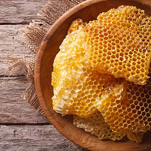 Miel en rayon en direct de la ruche avec cire et miel à consommer ensemble pour retrouver les plaisirs de l'enfance et faire découvrir à ses enfants.